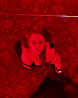 Lena Guillou Instagram - Très bonne année à tous, que cette année soit l’aboutissement de tous vos projets, que votre santé soit d’or, votre vie amoureuse emplie de passion et bienveillance, que votre vie soit rythmée par le bonheur et la gratitude 🫶🏼

Je ne vous bassinerai pas avec un recap cette année car ça a été une année de reconstruction qui m’a aussi apprit à être plus vigilante ( tous domaines confondus ). 
Je suis heureuse de comment elle s’est terminée, je laisse les soucis & les cafards en 2024, tout vient à point à qui sait attendre et je démarre 2025 avec sérénité & fierté.

Hyper boring comme texte mais pour le coup c’était vraiment réel et ce que je pense. 

Merci surtout Seigneur d’être mon pilier dans cette vie 🙏🏼❤️