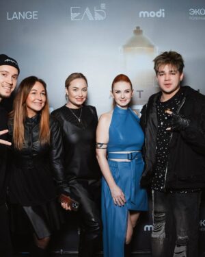 Lena Katina Instagram - Привет, друзья!

Хочу выразить огромную благодарность всем партнёрам, которые помогли организовать презентацию моего нового трека «Маяк». Без вас оно бы не получилось таким ярким и запоминающимся! Спасибо за вашу поддержку и профессионализм. Вы помогли сделать наше мероприятие незабываемыми!

@el_ok.ru 
ЕЛь - это технологичные фуршетные системы, которые всегда объединяют Еду и Людей в центре важных событий.

 @vingorod_official
Настроение вечера создавали напитки от компании «ВинГород»: игристое Шато Двуморье, вина IRONSAN, коньяк BURSAMDZELI. Гости также получили вкусные подарки от партнера за правильные ответы на вопросы о творчестве Лены. 

@econad_ru
ЭКОНАД® — своя идея в каждом вкусе. 
 Первый и единственный в России лимонад на основе молочной сыворотки с купажами трав со всех уголков страны.

@langexperience - 
Концептуальные мероприятия и туры по всему миру для тех, кто не готов соглашаться меньшее.

@zvuk_on_air
Звук — это музыка в HiFi-качестве, а также подкасты, аудиокниги, эксклюзивные плейлисты и раздел для детей. Слушайте Звук через приложение во всех популярных сторах, на сайте zvuk.com

@modi_fun_shop 
Бренд эмоциональных товаров modi предлагает широкий ассортимент товаров в 14 товарных категориях от декора для дома и канцелярии до сладостей и игр. Подарить улыбку просто!

Также хочу поблагодарить всех, кто пришёл на наше мероприятие! Мы очень рады были видеть каждого из вас и надеемся, что вам всё понравилось. Обещаем и дальше радовать вас интересными событиями!

И, конечно же, спасибо моим слушателям за то, что вы со мной! 
Ваша поддержка невероятно важна для меня. Я стараюсь для вас и надеюсь, что нас многое ждет впереди 🧡