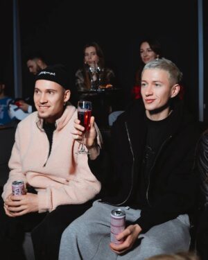 Lena Katina Instagram - Привет, друзья!

Хочу выразить огромную благодарность всем партнёрам, которые помогли организовать презентацию моего нового трека «Маяк». Без вас оно бы не получилось таким ярким и запоминающимся! Спасибо за вашу поддержку и профессионализм. Вы помогли сделать наше мероприятие незабываемыми!

@el_ok.ru 
ЕЛь - это технологичные фуршетные системы, которые всегда объединяют Еду и Людей в центре важных событий.

 @vingorod_official
Настроение вечера создавали напитки от компании «ВинГород»: игристое Шато Двуморье, вина IRONSAN, коньяк BURSAMDZELI. Гости также получили вкусные подарки от партнера за правильные ответы на вопросы о творчестве Лены. 

@econad_ru
ЭКОНАД® — своя идея в каждом вкусе. 
 Первый и единственный в России лимонад на основе молочной сыворотки с купажами трав со всех уголков страны.

@langexperience - 
Концептуальные мероприятия и туры по всему миру для тех, кто не готов соглашаться меньшее.

@zvuk_on_air
Звук — это музыка в HiFi-качестве, а также подкасты, аудиокниги, эксклюзивные плейлисты и раздел для детей. Слушайте Звук через приложение во всех популярных сторах, на сайте zvuk.com

@modi_fun_shop 
Бренд эмоциональных товаров modi предлагает широкий ассортимент товаров в 14 товарных категориях от декора для дома и канцелярии до сладостей и игр. Подарить улыбку просто!

Также хочу поблагодарить всех, кто пришёл на наше мероприятие! Мы очень рады были видеть каждого из вас и надеемся, что вам всё понравилось. Обещаем и дальше радовать вас интересными событиями!

И, конечно же, спасибо моим слушателям за то, что вы со мной! 
Ваша поддержка невероятно важна для меня. Я стараюсь для вас и надеюсь, что нас многое ждет впереди 🧡