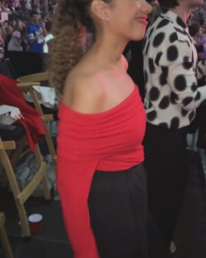 Leona Lewis Instagram - Years ago at the beginning of my career I was asked to perform at an awards show in America. After my performance some of the artists gathered outside and everyone seemed to know eachother and have their own cliques. I remember feeling very awkward and I just sat on the pavement feeling lonely and just wanting to go home. I remember Taylor spotted me and rushed over. We chatted about music and she was so kind and welcoming. Her words meant so much to me at a time when I felt like a bit of an outsider. She truly lifted my spirit. Years later Taylor invited me to perform at a very special show with her. She is still the kindest most warm soul and I’m so blessed I got to watch and support her in all of her glory last night. In a time when there is so much to be sad about, the audience got to experience pure joy together and that is truly a gift. Love you @taylorswift 🤍