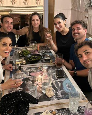 Leonor Varela Instagram - Cumplir 52 años celebrando y rodeada de amor es el mejor regalo que puedo pedir 🥹💐🎈Me siento profundamente afortunada y agradecida de cerrar un ciclo que me desafió e hizo crecer, y en el cual cumplí metas y me dejé sorprender por la vida 🤍
Gracias por recibirme una vez más @hotelbidasoa por la belleza @laflorerachile y el mejor espacio y servicio @casasanzb 💗 
Y gracias a TODOS UDS por estar aquí, y mandarme sus mensajes y cariño!! Amo celebrarme en mi país 🥹🇨🇱
.
.
Turning 52 years surrounded by love is the best gift I could ask for 🥹💐🎈I feel so blessed and grateful to close a cycle that challenged me to grow and change, where dreams where realized and I allowed life to surprise me🤍

And thanks to all of YOU for your sweet messages and wishes!! 🥳