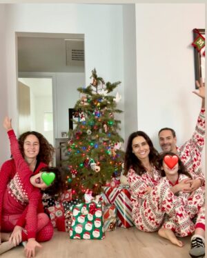 Leonor Varela Instagram - Feliz navidad de mi familia a la de Uds!🎄🎁 Con la tía y el primo de visita desde Argentina, hemos paseado y gozado a tope con momentos de locura y otros de cotidianidad deliciosa. Muy agradecida por este tiempo en casa, dedicada a mi familia moderna ❤️ (la última es la que guardaré para siempre). 
.
.
Merry Christmas from my family to yours! 🎄🎁 with aunty and cousin here visiting from Argentina, we have been enjoying all the fun outings LA offers as well as just basking in the slow life. So grateful for this time devoted to my modern family ❤️ (the last one is the one I will keep forever)