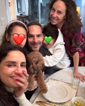 Leonor Varela Instagram - Feliz navidad de mi familia a la de Uds!🎄🎁 Con la tía y el primo de visita desde Argentina, hemos paseado y gozado a tope con momentos de locura y otros de cotidianidad deliciosa. Muy agradecida por este tiempo en casa, dedicada a mi familia moderna ❤️ (la última es la que guardaré para siempre). 
.
.
Merry Christmas from my family to yours! 🎄🎁 with aunty and cousin here visiting from Argentina, we have been enjoying all the fun outings LA offers as well as just basking in the slow life. So grateful for this time devoted to my modern family ❤️ (the last one is the one I will keep forever)