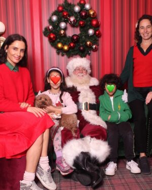 Leonor Varela Instagram - Feliz navidad de mi familia a la de Uds!🎄🎁 Con la tía y el primo de visita desde Argentina, hemos paseado y gozado a tope con momentos de locura y otros de cotidianidad deliciosa. Muy agradecida por este tiempo en casa, dedicada a mi familia moderna ❤️ (la última es la que guardaré para siempre). 
.
.
Merry Christmas from my family to yours! 🎄🎁 with aunty and cousin here visiting from Argentina, we have been enjoying all the fun outings LA offers as well as just basking in the slow life. So grateful for this time devoted to my modern family ❤️ (the last one is the one I will keep forever)