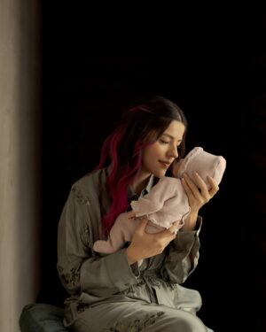 Lesslie Polinesia Instagram - Hoy celebramos el primer cumpleaños de mi hija🦒🤍✨

Nunca me había imaginado siendo mamá, pero la vida me dio este regalo tan maravilloso, y puedo decir que ha sido la experiencia más hermosa y transformadora de mi vida.

Alquimia, mi hija preciosa, te amo con todo mi ser. Hoy celebro tu vida porque eres lo más hermoso que me ha pasado, mi mayor bendición, y la razón por la que mi corazón late con más fuerza cada día.

Agradezco profundamente a cada persona que ha estado a su lado, que la ha llenado de cariño, cuidado y enseñanzas. Cada aprendizaje, cada gesto de amor hacia ella, se lleva un pedacito de mi corazón y me llena de gratitud infinita.

Gracias a la  familia y a quienes forman parte de su mundo por ser un apoyo incondicional. Sus muestras de amor no solo marcan su vida, sino también la mía.

Gracias mi vida por llenarme de amor, de enseñarme lo que realmente importa y de hacerme sentir la persona más afortunada del mundo.

Te amo  mi hija hermosa 🤍🦒