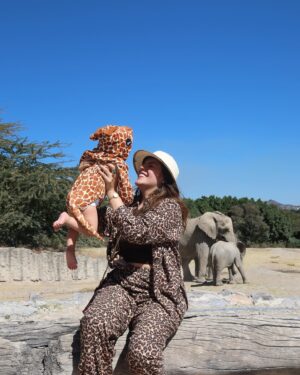 Lesslie Polinesia Instagram - Hoy celebramos el primer cumpleaños de mi hija🦒🤍✨

Nunca me había imaginado siendo mamá, pero la vida me dio este regalo tan maravilloso, y puedo decir que ha sido la experiencia más hermosa y transformadora de mi vida.

Alquimia, mi hija preciosa, te amo con todo mi ser. Hoy celebro tu vida porque eres lo más hermoso que me ha pasado, mi mayor bendición, y la razón por la que mi corazón late con más fuerza cada día.

Agradezco profundamente a cada persona que ha estado a su lado, que la ha llenado de cariño, cuidado y enseñanzas. Cada aprendizaje, cada gesto de amor hacia ella, se lleva un pedacito de mi corazón y me llena de gratitud infinita.

Gracias a la  familia y a quienes forman parte de su mundo por ser un apoyo incondicional. Sus muestras de amor no solo marcan su vida, sino también la mía.

Gracias mi vida por llenarme de amor, de enseñarme lo que realmente importa y de hacerme sentir la persona más afortunada del mundo.

Te amo  mi hija hermosa 🤍🦒