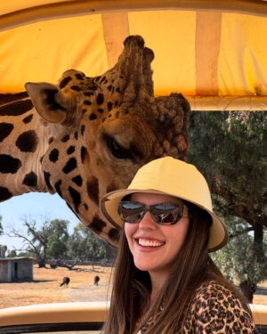 Lesslie Polinesia Instagram - Hoy celebramos el primer cumpleaños de mi hija🦒🤍✨

Nunca me había imaginado siendo mamá, pero la vida me dio este regalo tan maravilloso, y puedo decir que ha sido la experiencia más hermosa y transformadora de mi vida.

Alquimia, mi hija preciosa, te amo con todo mi ser. Hoy celebro tu vida porque eres lo más hermoso que me ha pasado, mi mayor bendición, y la razón por la que mi corazón late con más fuerza cada día.

Agradezco profundamente a cada persona que ha estado a su lado, que la ha llenado de cariño, cuidado y enseñanzas. Cada aprendizaje, cada gesto de amor hacia ella, se lleva un pedacito de mi corazón y me llena de gratitud infinita.

Gracias a la  familia y a quienes forman parte de su mundo por ser un apoyo incondicional. Sus muestras de amor no solo marcan su vida, sino también la mía.

Gracias mi vida por llenarme de amor, de enseñarme lo que realmente importa y de hacerme sentir la persona más afortunada del mundo.

Te amo  mi hija hermosa 🤍🦒