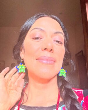 Lila Downs Instagram - Gracias 🙏🏽 por mis aretes de nopal a mi amiga artesana en la casa de las artesanías!✨