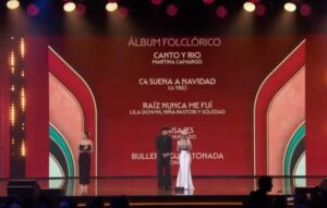 Lila Downs Instagram - Sólo agradecer a @sole_pastorutti y @npastorioficial por este gran viaje que ha sido nuestra #Raíz. 

Gracias @sonymusicmexico, @sonymusicargentina, @sonymusicspain, @cosmicaartists, por ser parte del camino para nosotras y apoyar cada uno de los pasos. 

Sobre todo, gracias a nuestra gente que en cada paso ha sido parte del folclore y raíz de nuestra tierra.