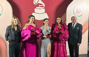 Lila Downs Instagram - Sólo agradecer a @sole_pastorutti y @npastorioficial por este gran viaje que ha sido nuestra #Raíz. 

Gracias @sonymusicmexico, @sonymusicargentina, @sonymusicspain, @cosmicaartists, por ser parte del camino para nosotras y apoyar cada uno de los pasos. 

Sobre todo, gracias a nuestra gente que en cada paso ha sido parte del folclore y raíz de nuestra tierra.