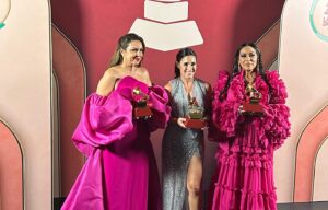 Lila Downs Instagram - Sólo agradecer a @sole_pastorutti y @npastorioficial por este gran viaje que ha sido nuestra #Raíz. 

Gracias @sonymusicmexico, @sonymusicargentina, @sonymusicspain, @cosmicaartists, por ser parte del camino para nosotras y apoyar cada uno de los pasos. 

Sobre todo, gracias a nuestra gente que en cada paso ha sido parte del folclore y raíz de nuestra tierra.