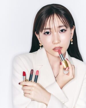 Lilas Ikuta Instagram - 『Numéro TOKYO』12月号特装版
皆さまチェックいただけてますか？💭

「ディオール ビューティー」のクリスマス コレクションを纏って、表紙を担当させていただいております🎄
まだの方は是非☺︎

@numerotokyo 
@diorbeauty 
@dior
