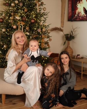 Liliia Rebryk Instagram - Останні години 2024 🎄

Ще один важкий рік майже позаду. З болючими втратами та пекучим болем, з душевними і повітряними тривогами, страшними новинами, статистикою «скільки летіло і скільки збили» і з невизначеністю майбутнього.

Але ж так хочеться, аби 2025 ми більше не переживали втрат, болю, не чули страшних цифр і видалили з телефонів застосунок «Повітряна тривога». Ми всією нашою дикою сімейкою щиро всім цього у 2025 бажаємо! І нехай він принесе Перемогу! Мир! Рідних поруч! 

І обовʼязково сьогодні підтримайте тих, хто не з родиною, а несе службу. І згадайте тих, хто більше ніколи не зустріне новий рік. Дякуємо кожному з них!

Foto @tsaruk.photo 🫶🏻