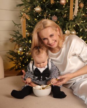 Liliia Rebryk Instagram - Останні години 2024 🎄

Ще один важкий рік майже позаду. З болючими втратами та пекучим болем, з душевними і повітряними тривогами, страшними новинами, статистикою «скільки летіло і скільки збили» і з невизначеністю майбутнього.

Але ж так хочеться, аби 2025 ми більше не переживали втрат, болю, не чули страшних цифр і видалили з телефонів застосунок «Повітряна тривога». Ми всією нашою дикою сімейкою щиро всім цього у 2025 бажаємо! І нехай він принесе Перемогу! Мир! Рідних поруч! 

І обовʼязково сьогодні підтримайте тих, хто не з родиною, а несе службу. І згадайте тих, хто більше ніколи не зустріне новий рік. Дякуємо кожному з них!

Foto @tsaruk.photo 🫶🏻