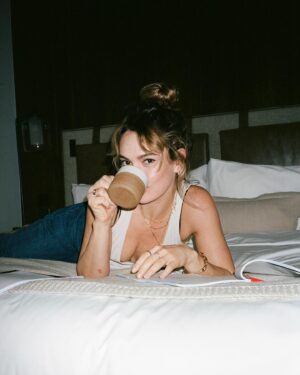 Lily James Instagram - Cosy weekend in London 🍂

@1hotel.mayfair