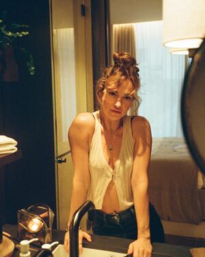Lily James Instagram - Cosy weekend in London 🍂

@1hotel.mayfair