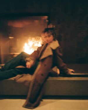 Lily James Instagram - Cosy weekend in London 🍂

@1hotel.mayfair
