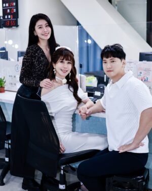 Lin Chenyi Instagram - 恭喜我親愛的妹妹終於實現夢想，正式成為最美人妻，
也要謝謝妳帶領我那如同木頭般的直男好兄弟帶往人生的下個階段，雖然他在情感方面不善表達，還很粗心，但他的「專情」在我認識他的10年歲月裡，是絕對保證的！
很開心見證了這段婚姻的誕生，也祝福你們花好月圓，情比金堅🫶🏻

#第二張是有意境的🤣