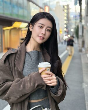 Lin Chenyi Instagram - 好愛日本乾淨又美觀的街道，
就連挖土機都能看起來很乾淨，
到底怎麼辦到的😂

#新宿 #jopt
