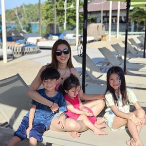 Linda Chung Instagram - Merry Christmas Everyone! 🎄🎁

We are so grateful for this precious 3 generation family trip.  We will remember this!  Forever! 👨🏻‍🦳👵🏻👨🏻👩🏻👧🏻🧒🏻👶🏻💛💙🩵💜🩷💚❤️

#clubmedhk
@clubmedphuket