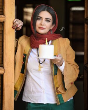 Linda Kiani Instagram - پُشتِ شمع های فوت کرده
چشمانم پُر از روياست
پُر از دُنیاست
خوشحالم بیشتر از خود
که هنوز هَم همانم به سادگى و خوش رنگی
دنياى امروز 
هر طور كه بخواهد  حَرف می زند
من هم با چشمهایم حَرف می زنم
وَ دَستانی
پُر از آيینه
که قَد می کِشَند در مَن
تا چشم هایِ آسمان
تا آینده ای نزدیک
تا نور…
شهریور ۱۴۰۳