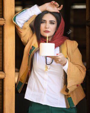 Linda Kiani Instagram - پُشتِ شمع های فوت کرده
چشمانم پُر از روياست
پُر از دُنیاست
خوشحالم بیشتر از خود
که هنوز هَم همانم به سادگى و خوش رنگی
دنياى امروز 
هر طور كه بخواهد  حَرف می زند
من هم با چشمهایم حَرف می زنم
وَ دَستانی
پُر از آيینه
که قَد می کِشَند در مَن
تا چشم هایِ آسمان
تا آینده ای نزدیک
تا نور…
شهریور ۱۴۰۳