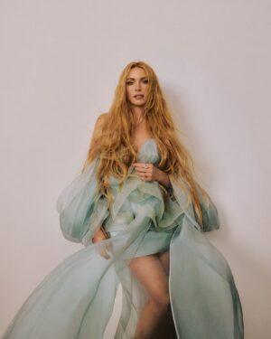 Lindsay Lohan Instagram - Had a lovely time on this shoot! Thank you @gregswalesart and my team for a fun day and everyone at @alexa_nypost 

Stylist: @anahitaglitters
Hair:  @daniellepriano
Makeup: @kristoferbuckle 
Nails: @enamelle 
Photo Editor: @jessicahober
Talent Booker: @thelifeofthepatty
Writer: @Sarafstewart
Fashion Assistants: @jena_beck, @megpowerss, kruserkristi
On-Set Assistant: @t_christine_531