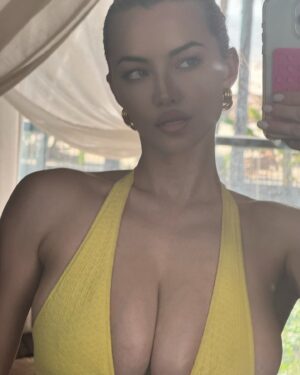 Lindsey Pelas Instagram - Hi 🦁