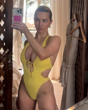 Lindsey Pelas Instagram - Hi 🦁