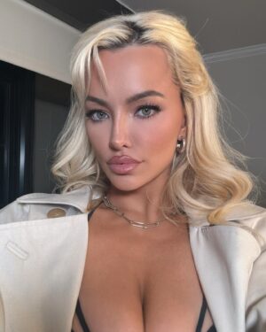 Lindsey Pelas Instagram - running around in minimal clothing... per usual 

@christiaanmikey @madridglow select styles  @manuabddalla