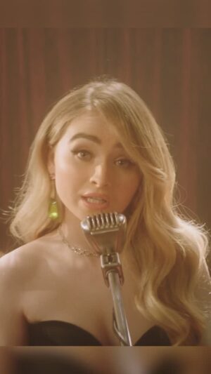 Lindsey Stirling Instagram - A few more days of hot chocolate and peppermint #sabrinacarpenter #grinch