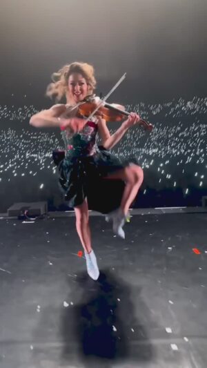 Lindsey Stirling Instagram - My final show of the year is tonight! #lightshow #liveshow #tour
