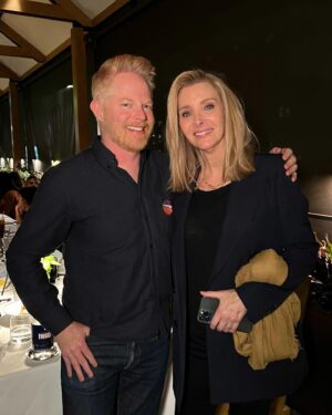 Lisa Kudrow Instagram - Out now on Dinner’s On Me, “No Good Deed” star Lisa Kudrow joins the show. Over tagliatelle and scallops, Kudrow tells me the origin story of “Smelly Cat” singing Phoebe Buffay, how “The Comeback” was inspired by reality TV, and we get into her new Netflix series “No Good Deed” opposite Ray Romano about three families competing for the same home. This episode was recorded at Novikov in Beverly Hills, CA.🍝 🐈 🏡
 
Search “Dinner’s On Me” wherever you listen to podcasts or click the episode link in bio 💕