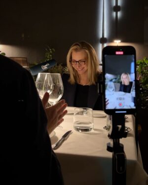 Lisa Kudrow Instagram - Out now on Dinner’s On Me, “No Good Deed” star Lisa Kudrow joins the show. Over tagliatelle and scallops, Kudrow tells me the origin story of “Smelly Cat” singing Phoebe Buffay, how “The Comeback” was inspired by reality TV, and we get into her new Netflix series “No Good Deed” opposite Ray Romano about three families competing for the same home. This episode was recorded at Novikov in Beverly Hills, CA.🍝 🐈 🏡
 
Search “Dinner’s On Me” wherever you listen to podcasts or click the episode link in bio 💕