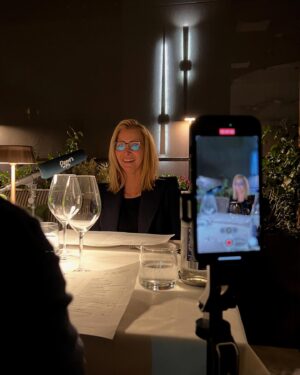 Lisa Kudrow Instagram - Out now on Dinner’s On Me, “No Good Deed” star Lisa Kudrow joins the show. Over tagliatelle and scallops, Kudrow tells me the origin story of “Smelly Cat” singing Phoebe Buffay, how “The Comeback” was inspired by reality TV, and we get into her new Netflix series “No Good Deed” opposite Ray Romano about three families competing for the same home. This episode was recorded at Novikov in Beverly Hills, CA.🍝 🐈 🏡
 
Search “Dinner’s On Me” wherever you listen to podcasts or click the episode link in bio 💕