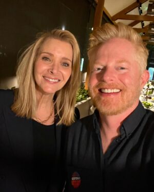 Lisa Kudrow Instagram - Out now on Dinner’s On Me, “No Good Deed” star Lisa Kudrow joins the show. Over tagliatelle and scallops, Kudrow tells me the origin story of “Smelly Cat” singing Phoebe Buffay, how “The Comeback” was inspired by reality TV, and we get into her new Netflix series “No Good Deed” opposite Ray Romano about three families competing for the same home. This episode was recorded at Novikov in Beverly Hills, CA.🍝 🐈 🏡
 
Search “Dinner’s On Me” wherever you listen to podcasts or click the episode link in bio 💕