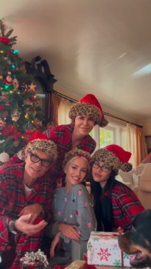 Lisa Rinna Instagram - MERRY CHRISTMAS From our FAM TO YOURS!🎄🎅🏻♥️😘