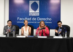 Liz Solari Instagram - Se proclamó la Declaración de Buenos Aires sobre la Personalidad Jurídica de los Animales No Humanos. 📣🙌❤️🐾

Este trabajo conjunto entre la ONG SINTIENTES y la Universidad Nacional de Lomas de Zamora logró la aprobación de una declaración académica e histórica para los animales en América Latina. 

Este documento se alinea con la Declaración de Cambridge (Reino Unido, 2012) y la Declaración de Toulon, (Francia, 2019), las cuales sostienen que, según el rigor científico, los animales son seres conscientes y merecen un estatus jurídico que refleje esta realidad.

Agradecemos a las autoridades de la Universidad, a los jueces, docentes, especialistas y a las ONG que estuvieron presentes en este momento histórico. 🙏

Y agradecemos especialmente el apoyo y la presencia del Dr. Philip Low, neurocientífico y autor de la Declaración de Cambridge.

📝 Podés leer la Declaración de Buenos Aires en nuestra WEB sintientes.org

✍️ Además, te invitamos a firmar y compartir la petición de #LeySintientes en change.org/leysintientes para que los animales sean declarados sintientes y sujeto de derecho en Argentina.

#DeclaracionDeBuenosAires #UNLZ #DerechosAnimales #SintienciaAnimal

.

The Buenos Aires Declaration on the Legal Personality of Non-Human Animals was proclaimed. 📣🙌❤️🐾

This joint effort between the NGO SINTIENTES and the National University of Lomas de Zamora achieved the approval of an academic and historical declaration for animals in Latin America.

This document aligns with the Cambridge Declaration (United Kingdom, 2012) and the Toulon Declaration (France, 2019), which affirm, based on scientific rigor, that animals are sentient beings and deserve a legal status that reflects this reality.

We thank the neuroscientist and the Cambridge Declaration author, Dr. Philip Low for his presence and support.

📝 You can read the Buenos Aires Declaration at sintientes.org

✍️ We also invite you to sign and share the #SentientLaw petition on change.org/leysintientes so that animals are declared sentient beings and subjects to law in Argentina.

#BuenosAiresDeclaration #AnimalRights #AnimalSentience