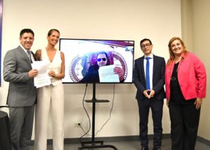 Liz Solari Instagram - Se proclamó la Declaración de Buenos Aires sobre la Personalidad Jurídica de los Animales No Humanos. 📣🙌❤️🐾

Este trabajo conjunto entre la ONG SINTIENTES y la Universidad Nacional de Lomas de Zamora logró la aprobación de una declaración académica e histórica para los animales en América Latina. 

Este documento se alinea con la Declaración de Cambridge (Reino Unido, 2012) y la Declaración de Toulon, (Francia, 2019), las cuales sostienen que, según el rigor científico, los animales son seres conscientes y merecen un estatus jurídico que refleje esta realidad.

Agradecemos a las autoridades de la Universidad, a los jueces, docentes, especialistas y a las ONG que estuvieron presentes en este momento histórico. 🙏

Y agradecemos especialmente el apoyo y la presencia del Dr. Philip Low, neurocientífico y autor de la Declaración de Cambridge.

📝 Podés leer la Declaración de Buenos Aires en nuestra WEB sintientes.org

✍️ Además, te invitamos a firmar y compartir la petición de #LeySintientes en change.org/leysintientes para que los animales sean declarados sintientes y sujeto de derecho en Argentina.

#DeclaracionDeBuenosAires #UNLZ #DerechosAnimales #SintienciaAnimal

.

The Buenos Aires Declaration on the Legal Personality of Non-Human Animals was proclaimed. 📣🙌❤️🐾

This joint effort between the NGO SINTIENTES and the National University of Lomas de Zamora achieved the approval of an academic and historical declaration for animals in Latin America.

This document aligns with the Cambridge Declaration (United Kingdom, 2012) and the Toulon Declaration (France, 2019), which affirm, based on scientific rigor, that animals are sentient beings and deserve a legal status that reflects this reality.

We thank the neuroscientist and the Cambridge Declaration author, Dr. Philip Low for his presence and support.

📝 You can read the Buenos Aires Declaration at sintientes.org

✍️ We also invite you to sign and share the #SentientLaw petition on change.org/leysintientes so that animals are declared sentient beings and subjects to law in Argentina.

#BuenosAiresDeclaration #AnimalRights #AnimalSentience
