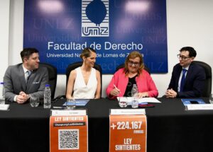 Liz Solari Instagram - Se proclamó la Declaración de Buenos Aires sobre la Personalidad Jurídica de los Animales No Humanos. 📣🙌❤️🐾

Este trabajo conjunto entre la ONG SINTIENTES y la Universidad Nacional de Lomas de Zamora logró la aprobación de una declaración académica e histórica para los animales en América Latina. 

Este documento se alinea con la Declaración de Cambridge (Reino Unido, 2012) y la Declaración de Toulon, (Francia, 2019), las cuales sostienen que, según el rigor científico, los animales son seres conscientes y merecen un estatus jurídico que refleje esta realidad.

Agradecemos a las autoridades de la Universidad, a los jueces, docentes, especialistas y a las ONG que estuvieron presentes en este momento histórico. 🙏

Y agradecemos especialmente el apoyo y la presencia del Dr. Philip Low, neurocientífico y autor de la Declaración de Cambridge.

📝 Podés leer la Declaración de Buenos Aires en nuestra WEB sintientes.org

✍️ Además, te invitamos a firmar y compartir la petición de #LeySintientes en change.org/leysintientes para que los animales sean declarados sintientes y sujeto de derecho en Argentina.

#DeclaracionDeBuenosAires #UNLZ #DerechosAnimales #SintienciaAnimal

.

The Buenos Aires Declaration on the Legal Personality of Non-Human Animals was proclaimed. 📣🙌❤️🐾

This joint effort between the NGO SINTIENTES and the National University of Lomas de Zamora achieved the approval of an academic and historical declaration for animals in Latin America.

This document aligns with the Cambridge Declaration (United Kingdom, 2012) and the Toulon Declaration (France, 2019), which affirm, based on scientific rigor, that animals are sentient beings and deserve a legal status that reflects this reality.

We thank the neuroscientist and the Cambridge Declaration author, Dr. Philip Low for his presence and support.

📝 You can read the Buenos Aires Declaration at sintientes.org

✍️ We also invite you to sign and share the #SentientLaw petition on change.org/leysintientes so that animals are declared sentient beings and subjects to law in Argentina.

#BuenosAiresDeclaration #AnimalRights #AnimalSentience