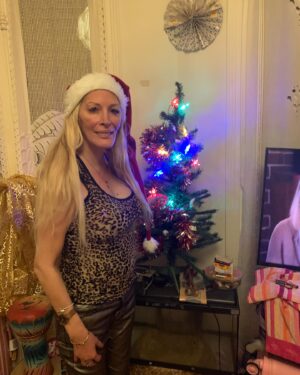Loana Petrucciani Instagram - Et joueuses fêtes à tout le monde.. je vous aime ❤️ #picoftheday #pictureoftheday #portrait #loana #beauty #celebrity #frenchgirl #miroir #naturalmakeup #loveyou #influenceuse #romantic #women #selfie #love #heart #sweet #friends #blondebombshell #noel