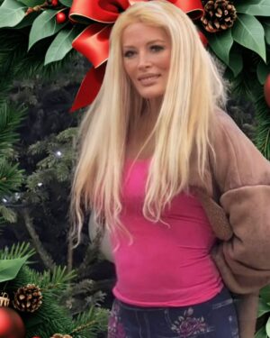Loana Petrucciani Instagram - Gros bisous 💋 bientôt Noël 🎄 j’ai hâte 🥰🥰🥰bisous #picoftheday #pictureoftheday #portrait #loana #beauty #celebrity #frenchgirl #miroir #naturalmakeup #loveyou #influenceuse #romantic #women #selfie #love #heart #sweet #friends #blondebombshell #noel