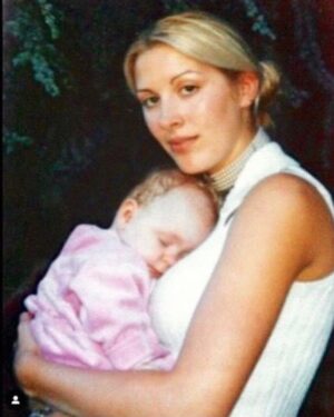 Loana Petrucciani Instagram - L’enfer peut-être mais le paradis existe .. Mon enfant contre mon coeur qui dort : c’est tellement l’un des plus beaux jours de ma vie… 💞🫶le bonheur existe vraiment je t’aime Tellement Mindy 💞💞💞💞💞💞💞💞💞💞💞💞🩷🩷 bisous #picoftheday #pictureoftheday #portrait #loana #beauty #celebrity #frenchgirl #miroir #naturalmakeup #loveyou #influenceuse #romantic #women #selfie #love #heart #sweet #friends #blondebombshell #baby crédit photo : Loana