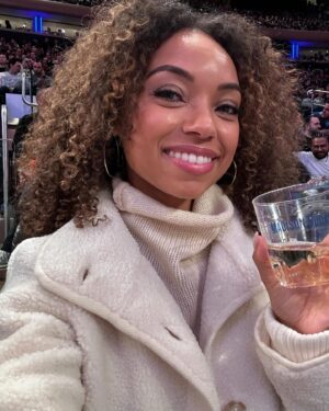 Logan Browning Instagram - nothing like being @thegarden x @nyknicks 🧡🪴💙