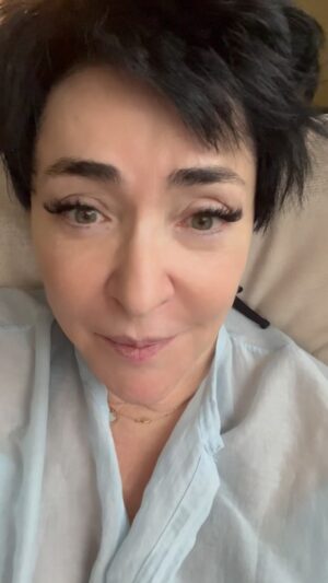 Lolita Milyavskaya Instagram - Всех людей, заходящих на мои страницы, С Новым Годом! Как бы его ни назвали змеёй, канарейкой, псиной, помните - это только художественное обозначение следующих 365 дней). Всё зависит от нас и от Бога. В последнем я не сомневаюсь: Он услышит наши молитвы, и Мир будет Добрее🙏❤️ Берегите Себя и Своих Близких😜✌️❤️