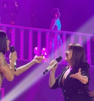 Lorena Castell Instagram - Menuda muñeca mi @lolesleona 💜
Artistaza, mujer empoderada y talentosa, sirviendo como una reina en el @bingoparasenoras 
Recuerdo para mi alma. Agradecida.