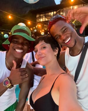 Lorena Comparato Instagram - FIM DE IMPUROS T6 💥🤍 ontem terminamos as filmagens de nosso amado Impuros T6. E nessa semana comemoramos o niver do nosso Evandro do Dendê !!! Ser casada na ficção há 7 anos com seu amigo de adolescência não é facil, mas é muito bom! Te amo menino peste. Que teus guias te abençoem sempre. ✨ @raphaellogam
