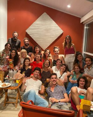 Lorena Comparato Instagram - Querida @vitoriastrada_, aqui é sua “mãe”, Lorena. Minha filha ainda to incrédula que você resolveu entrar no @bbb. Desde que vc foi confinada, Los Angeles pegou fogo e seu “pai” @arthurdeucher quase que teve que evacuar de casa, acredita? Muita coisa vai acontecer nesses 3 próximos meses - porque sim, agora que você entrou, que você ganhe essa bagaça. Se proteja, se segura, respira e não seja cancelada. Se você for, vai ser desherdada. To zuando minha ex-cunhada do coração! (Quer dizer, não sei, depende do que você fizer de m* la dentro). Vem que nosso Bond tá aqui torcendo por você!!! ARRASA!!! 🦩