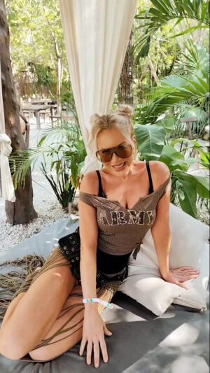 Lorena Herrera Instagram - Amo mis vacaciones de fin de año lo maaaaas largas posibles, A empezar el año en marzo!!🤣🤣 Después de trabajar durante 35 años obvio uno lo merece!! 😀 Cuando vengan a Tulum deben conocer este #beachclub con #cenote es Simplemente Espectacular!! @vesica.tulum fiestita @wearedeeplomatic @calosdl 
Amo mi #mexico Tenemos lugares Demasiado hermosos!! #beach #tulum #rivieratulum #riviremaya #party #destinos #vacaciones #Quintanaroo  #fyp #rivieramaya #felizjueves 🏝️🏖️🌅