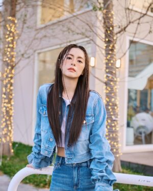 Lorene Ren Instagram - 終於打破三分鐘熱度的壞習慣
學會持續與堅持了🥳
在語言及投資領域的學習上
分別堅持了兩年及一年
到初日診所做飲食控制也將滿半年
算是有交出自己滿意的成績單💯

一直學習一直進步
心情是愉快
心靈是富足的❤️
同時又持續探索著不足與下一個目標
人生啊～～～～～
就在各種新鮮與嘗試中度過吧😆

make up｜ @jenny_lin_0418
make up assistant｜ @shanshan_liu_1019
hair｜ @xenterhuang
photo｜ @sunshinestudio09
outfit｜ @aliceandolivia @aliceandolivia_tw
driver｜ #與眾不同